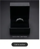 Anillo de acero inoxidable con acabado en esmalte negro y diseño grabado de guarda griega en relieve.