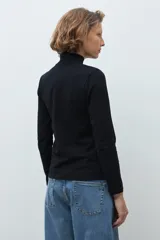 Remera de manga larga con detalle de puntilla en los puños, confeccionada en tejido suave y elástico.