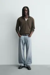 Pantalón jeans de corte recto y ajuste holgado, confeccionado en denim de algodón rígido. Presenta diseño clásico de cinco bolsillos, cierre frontal con cremallera y botón, con un acabado de lavado claro.