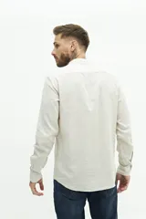 Camisa de lino con cuello mao y fit semi slim.