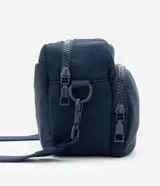 Cartera transversal Satinato de tamaño pequeño y estructura acolchada, color azul marino. Cuenta con un bolsillo delantero con cierre, doble cremallera y correa ajustable.