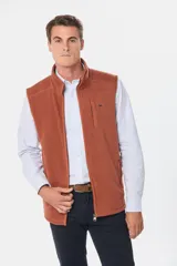 Chaleco deportivo rojo de polar con forro e interior en color azul combinado, cierre frontal y bolsillos delanteros con cierre metálico personalizado. Incluye dos bolsillos interiores con cierre y logo bordado en el pecho.