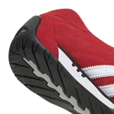 Championes Adidas Adiracer LO de perfil bajo, confeccionados en gamuza de color rojo con las icónicas tres tiras laterales en blanco. Presentan un diseño inspirado en el automovilismo con suela de goma negra y detalle de marca en el lateral.