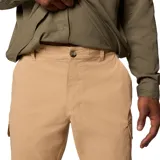 Pantalón de senderismo color beige, de corte recto y diseño funcional. Cuenta con múltiples bolsillos, incluyendo bolsillos de carga laterales con cierre de velcro, y cintura ajustable con cordón y presilla utilitaria.