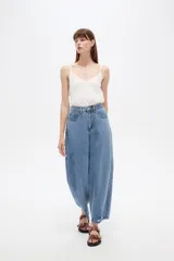 Pantalón jean slouchy de tiro alto, color natural, con detalle de bordadoado en el borde inferior.