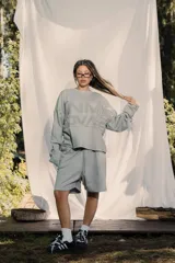 Bermuda de rústico liviano color marrón chocolate, con corte holgado y estampa sutil en el frente.