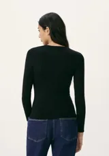 Camiseta de manga larga ajustada al cuerpo, color blanco, con cuello redondo.