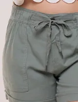Short de corte relajado color verde militar, confeccionado en mezcla de algodón y rayón, con cintura elastizada con cordón de ajuste y bolsillos delanteros aplicados.