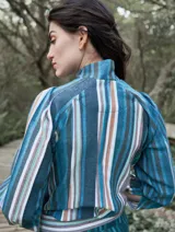 Chaqueta de lino con estampado a rayas verticales en tonos celeste, azul, blanco y marrón.