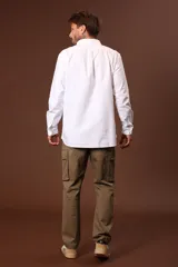 Camisa de manga larga para hombre, color blanco con finas rayas verticales azules, cuello button-down y corte regular.