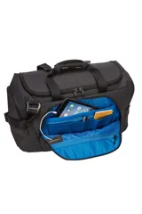 Bolso de mano Thule Crossover 2 Duffel de 44 litros, color negro, con diseño ergonómico y perfil delgado. Cuenta con múltiples compartimentos organizadores, sistema PowerPocket para cables, bolsillo acolchado para tablet de hasta 11 pulgadas, manijas acolchadas y correa para hombro desmontable.