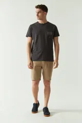 Bermuda de corte clásico confeccionada en una mezcla de lino y algodón. Presenta cierre frontal, bolsillos laterales y traseros, y presillas para cinturón.