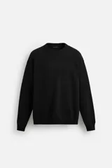 Jersey de punto de tacto suave, con cuello redondo, manga larga y acabados en rib. Presenta un corte regular fit.