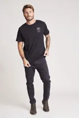 Remera blanca de manga corta con cuello redondo y un pequeño estampado azul en el pecho.