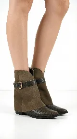 Bota corta de diseño sofisticado que combina texturas. Presenta puntera en cuero grabado tipo croco y caña en gamuza suave. Incluye una correa decorativa con hebilla metálica en el tobillo y taco bajo.