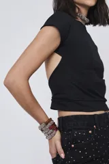 Remera básica negra entallada de manga corta con cuello redondo.