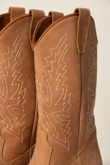 Botas texanas color marrón claro de cuero vacuno con diseño bordado en color blanco.