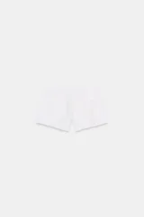 Shorts de denim azul claro lavado, tiro medio, corte en línea A y cinco bolsillos. Presenta cierre frontal con cremallera y botón metálico.