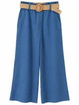 Pantalón de lino azul de corte recto y tiro medio, con cintura fruncida e incluye un cinturón beige de rafia con hebilla redonda.