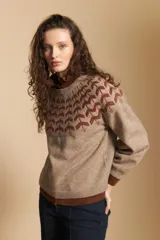 Sweater de tejido jacquard con diseño geométrico en color marrón sobre base beige, de cuello redondo y manga larga con puños ajustados.