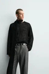 Jersey de punto con estructura abierta y diseño de red, corte relajado, cuello redondo y manga larga.