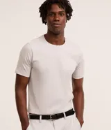 Remera de hombre Request de corte slim, confeccionada en algodón peruano liso de color amarillo claro, con cuello redondo y manga corta.