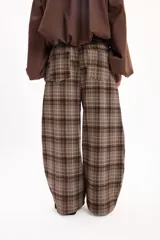 Pantalón tipo balloon de tejido plano con calce relajado, cintura elastizada y estampado cuadrillé en tonos marrones y beige.
