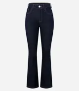 Pantalón bootcut de jeans raw con cintura alta, bolsillos delanteros y traseros, cierre con botón y cremallera.