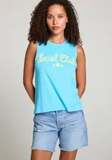 Musculosa celeste con estampado amarillo de la frase "Social Club" y dos estrellas.