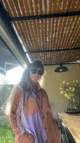 Camisa oversize color marrón, lila y blanco con mangas largas y cuello clásico.