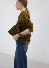 Jeans de corte recto y tiro alto, con diseño de pierna ancha y terminación deshilachada en el ruedo. Presenta un lavado azul clásico con costuras marcadas.