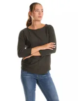 Buzo de tejido fino con cuello redondo, manga tres cuartos con puños acanalados y detalle de pespunte vertical en el frente. Presenta un diseño liso con aplique de botones en la espalda.