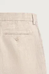 Bermuda regular fit azul marino confeccionada en lino, con bolsillos frontales, bolsillos traseros de doble vivo con botón y cierre frontal con cremallera y botón.