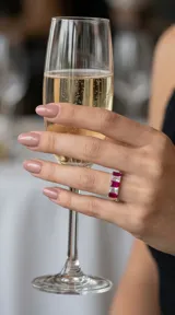 Anillo de plata con diseño de banda compuesto por cristales rectangulares en corte baguette, alternando tonos fucsia y blanco.