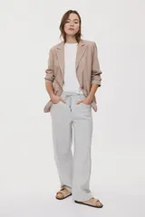 Babucha de calce relajado color gris melange con cintura elastizada, cordón de ajuste y bolsillos laterales.