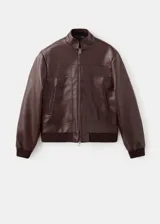 Chaqueta tipo bomber de cuero sintético color bordó, con cierre frontal, cuello alto y bolsillos delanteros amplios. Cuenta con puños y cintura de canalé elástico.