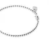 Pulsera plateada con cadena de bolitas.