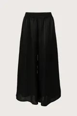 Pantalón fluido de corte ancho, color negro con sutil acabado brillante, cintura elástica y diseño holgado.