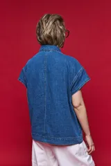 Chaleco de jean oversized color negro, con cuello camisero y cierre frontal con botones metálicos. Presenta un diseño estructurado con costuras reforzadas.