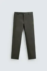 Pantalón chino de corte regular fit, confeccionado en tejido de algodón con elasticidad. Presenta bolsillos frontales, bolsillos traseros de vivo y cierre frontal con cremallera y botón.