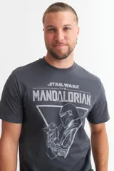 Remera gris oscuro con estampado de la serie The Mandalorian de Star Wars.
