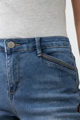 Pantalón de jean de tiro medio, corte recto, color azul denim.