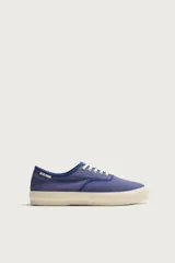 Zapatilla de cordones Fruit of the Loom color azul con detalles a contraste, suela de goma blanca con volumen y etiqueta lateral distintiva.