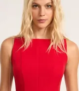 Vestido corto de poliéster y elastano, color rojo, de corte skater, escote redondo y sin mangas.