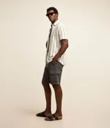 Bermuda cargo para hombre en sarga gris oscuro, con bolsillos laterales con solapa y cierre de botón y cremallera.