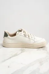 Zapatillas urbanas de cuero color blanco con detalles en verde.