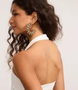 Blusa corta de viscosa en color blanco, con diseño de cuello halter y espalda descubierta.