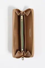 Billetera grande Bimba y Lola de estructura blanda, con cierre de cremallera perimetral y logo metálico dorado aplicado en el frente.