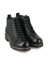 Bota acordonada al tobillo de cuero napa negro con textura granulada. Presenta un diseño de borcego con suela track dentada y detalle de costura en la entresuela.