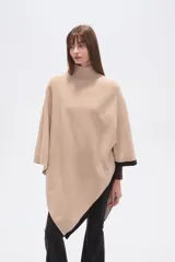 Poncho beige de poliéster con cuello alto y terminaciones en negro.